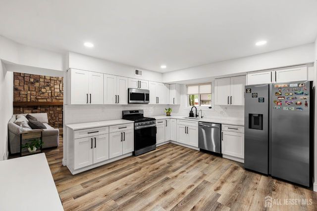 23 Pittsburgh Avenue, Piscataway, NJ 08854