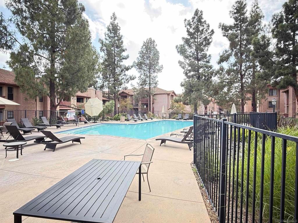 Image 15 of property listing at 12079 ALTA CARMEL COURT 22, San Diego, CA 92128