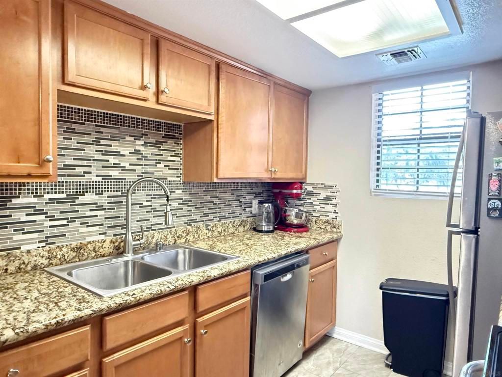 Image 3 of property listing at 12079 ALTA CARMEL COURT 22, San Diego, CA 92128