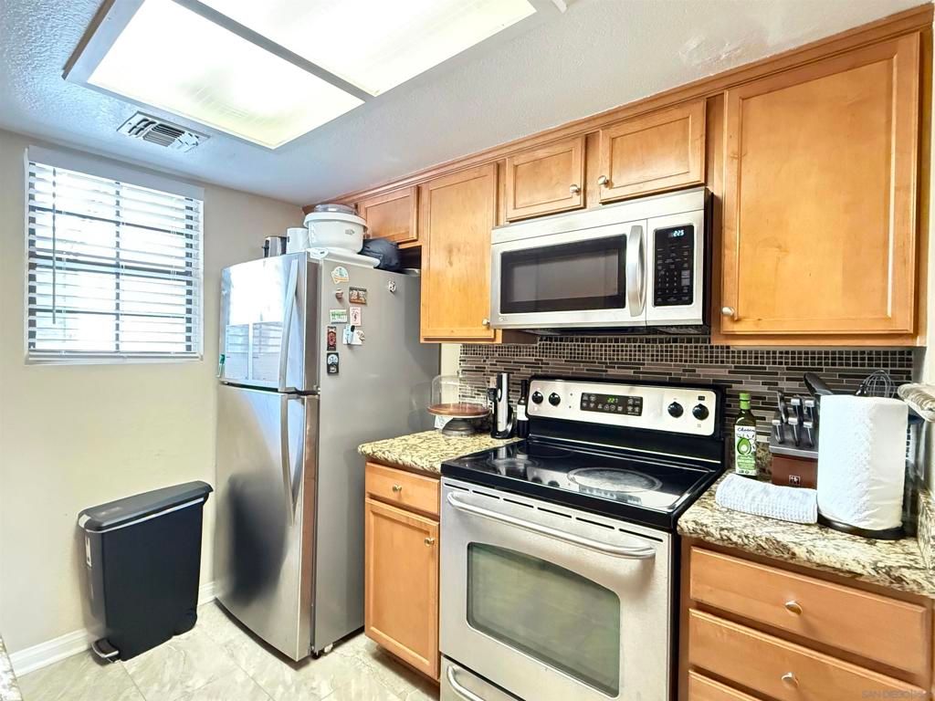 Image 4 of property listing at 12079 ALTA CARMEL COURT 22, San Diego, CA 92128