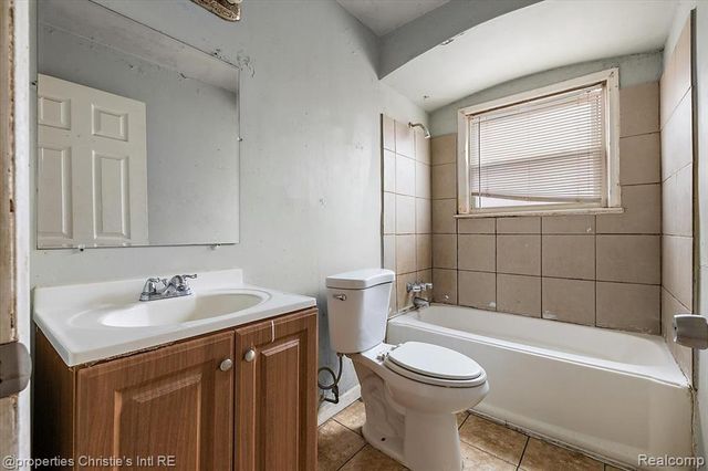 18555 Edinborough Road, Detroit, MI 48219