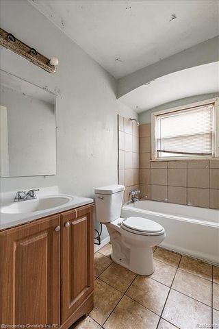 18555 Edinborough Road, Detroit, MI 48219