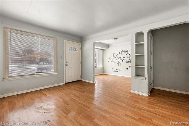 18555 Edinborough Road, Detroit, MI 48219