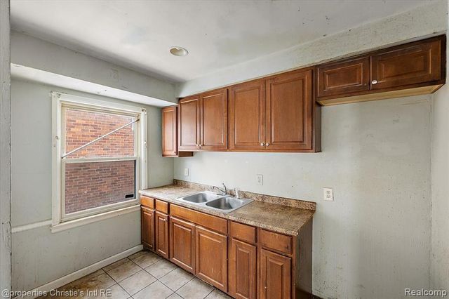 18555 Edinborough Road, Detroit, MI 48219