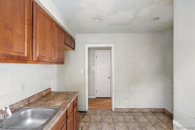 18555 Edinborough Road, Detroit, MI 48219