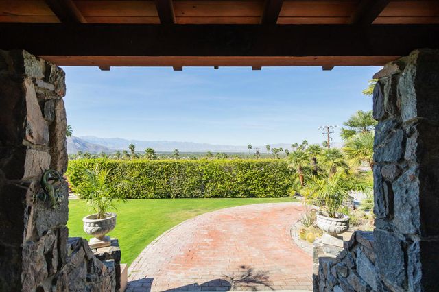 2350 S Araby Drive, Palm Springs, CA 92264