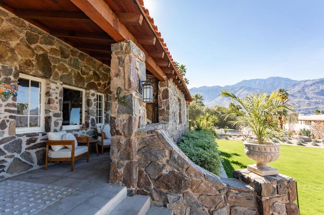 2350 S Araby Drive, Palm Springs, CA 92264