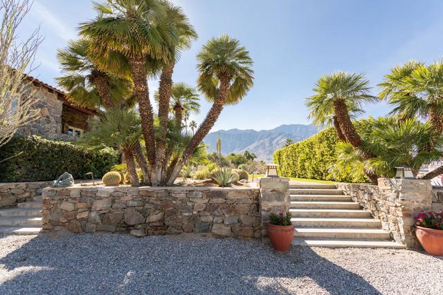 2350 S Araby Drive, Palm Springs, CA 92264