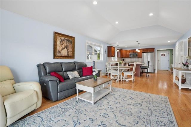 28 Pasture Lane, Nashua, NH 03062