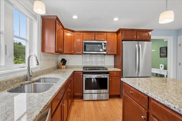 28 Pasture Lane, Nashua, NH 03062