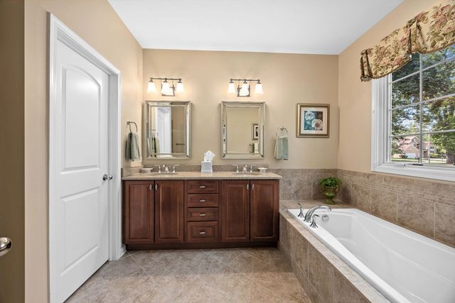 1657 Hickory Drive, Hoffman Estates, IL 60192