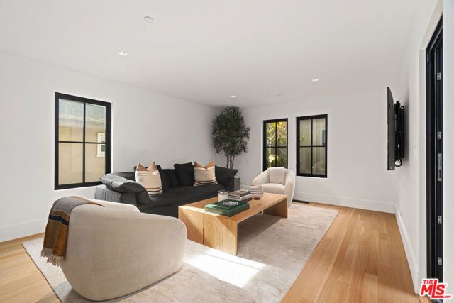 719 San Lorenzo Street, Santa Monica, CA 90402