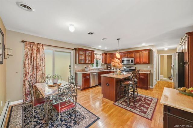 8 Wayne Court, Middletown, NY 10941