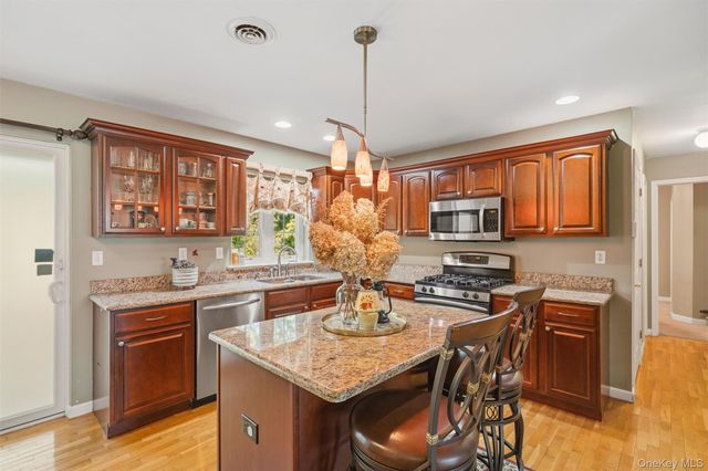 8 Wayne Court, Middletown, NY 10941