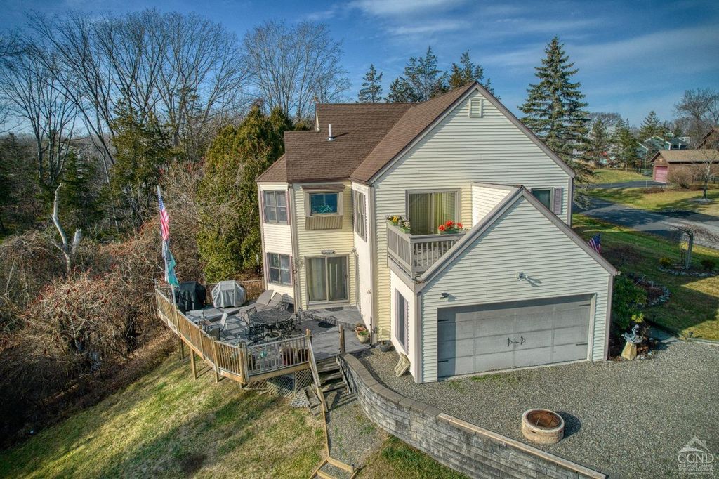 66 Castle Point, Athens, NY 12015