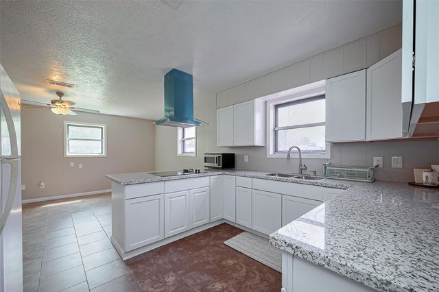 111 N 11th Street, Highlands, TX 77562