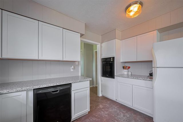 111 N 11th Street, Highlands, TX 77562