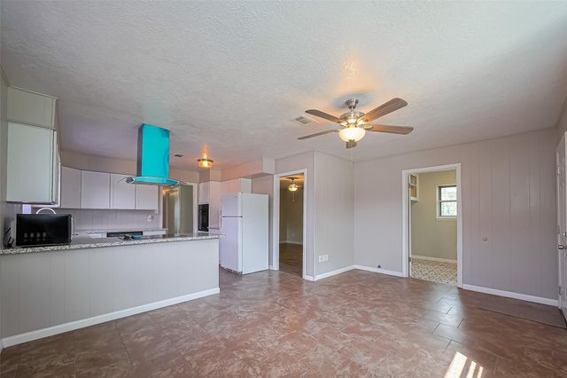 111 N 11th Street, Highlands, TX 77562