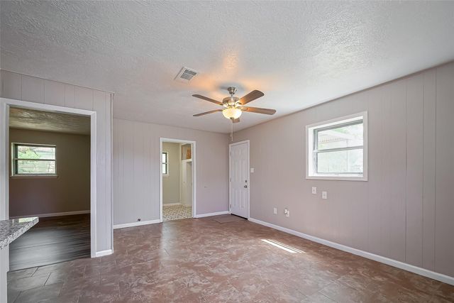 111 N 11th Street, Highlands, TX 77562