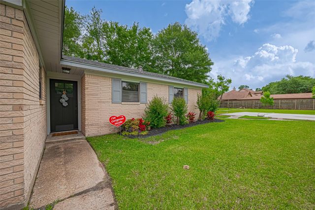 111 N 11th Street, Highlands, TX 77562