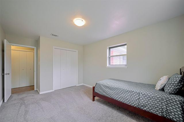 111 N 11th Street, Highlands, TX 77562