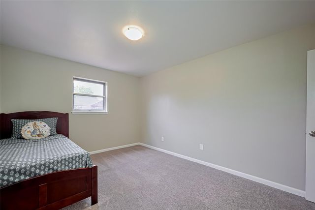 111 N 11th Street, Highlands, TX 77562