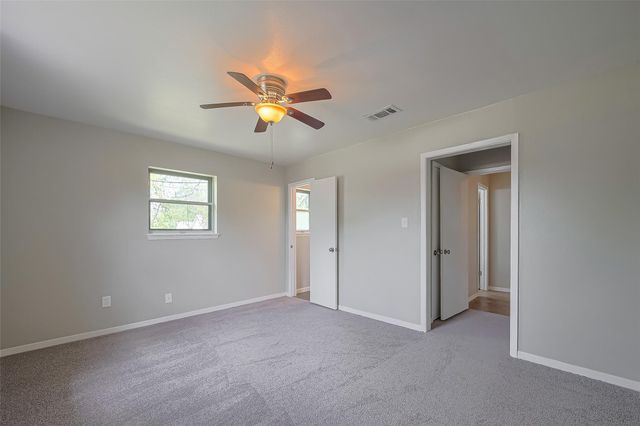111 N 11th Street, Highlands, TX 77562