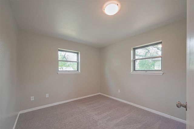 111 N 11th Street, Highlands, TX 77562