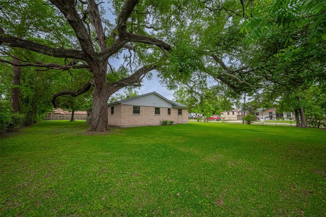 111 N 11th Street, Highlands, TX 77562