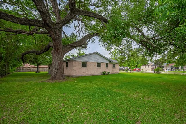 111 N 11th Street, Highlands, TX 77562