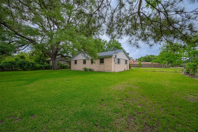 111 N 11th Street, Highlands, TX 77562
