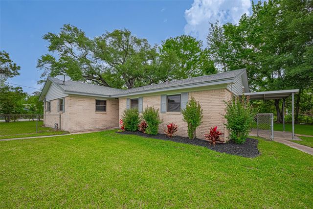 111 N 11th Street, Highlands, TX 77562