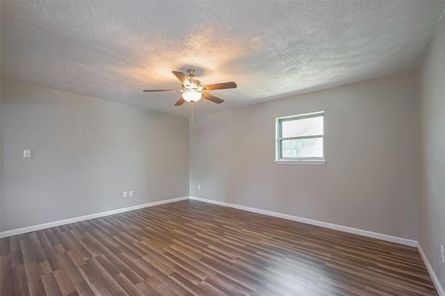 111 N 11th Street, Highlands, TX 77562