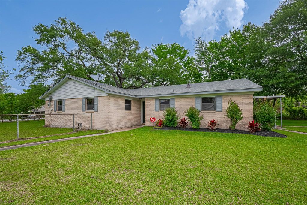 111 N 11th Street, Highlands, TX 77562