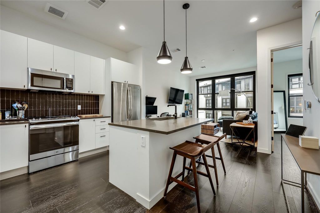 800 Embassy DR 513, Austin, TX 78702