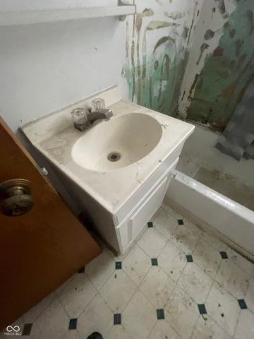 305 N Walnut Street, Alexandria, IN 46001