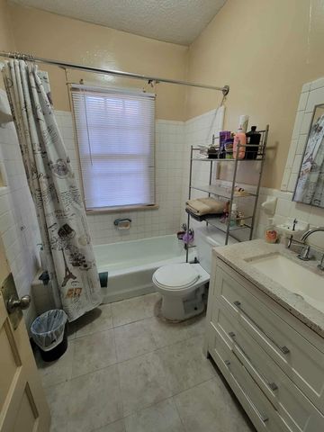 2557 SELECT AVE, Memphis, TN 38114