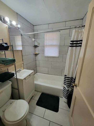 2557 SELECT AVE, Memphis, TN 38114