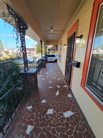 2557 SELECT AVE, Memphis, TN 38114