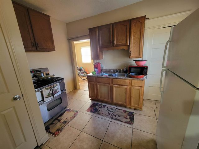 2557 SELECT AVE, Memphis, TN 38114