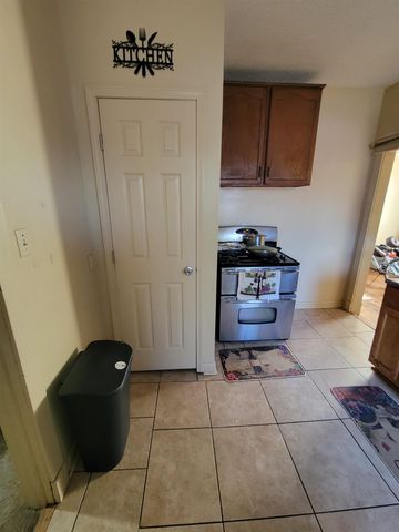 2557 SELECT AVE, Memphis, TN 38114