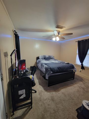 2557 SELECT AVE, Memphis, TN 38114