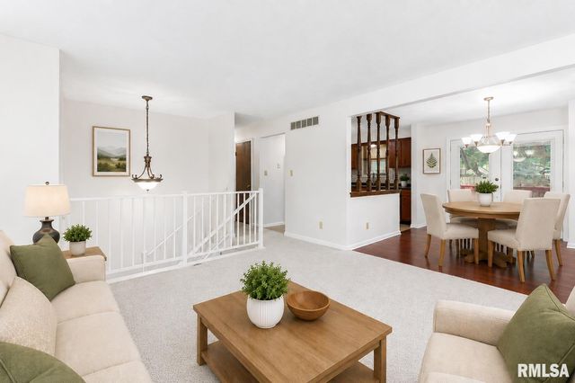 1315 W QUEENS COURT Road, Peoria, IL 61614