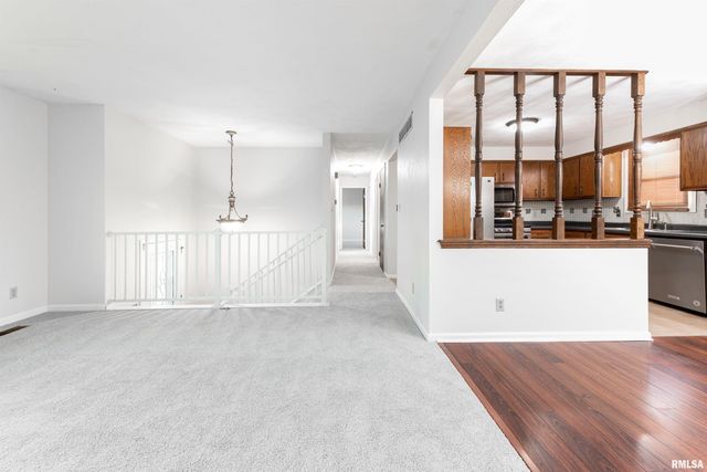 1315 W QUEENS COURT Road, Peoria, IL 61614
