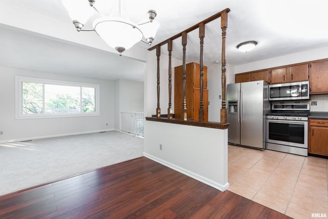 1315 W QUEENS COURT Road, Peoria, IL 61614