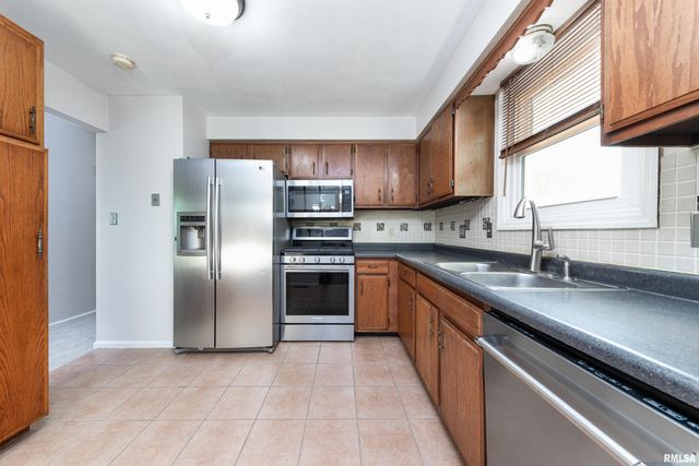 1315 W QUEENS COURT Road, Peoria, IL 61614
