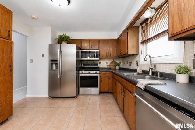 1315 W QUEENS COURT Road, Peoria, IL 61614