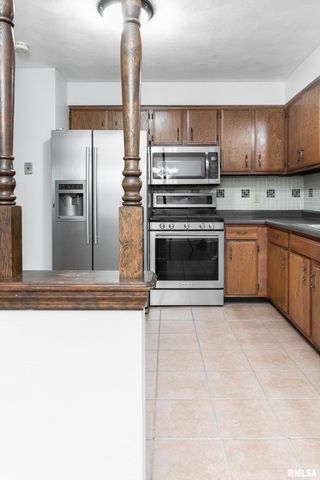 1315 W QUEENS COURT Road, Peoria, IL 61614