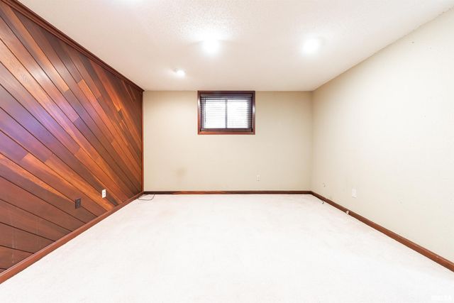 1315 W QUEENS COURT Road, Peoria, IL 61614