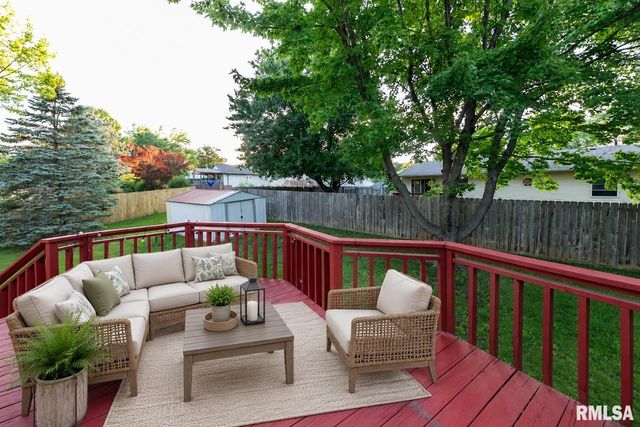 1315 W QUEENS COURT Road, Peoria, IL 61614